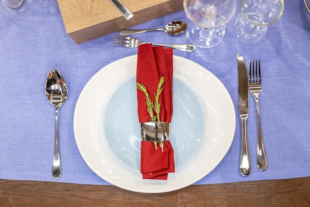 masă pregătită pentru servire